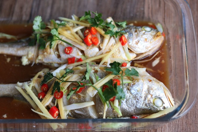 蒸鱼的时候倒料酒吗,蒸鱼什么时候放调料