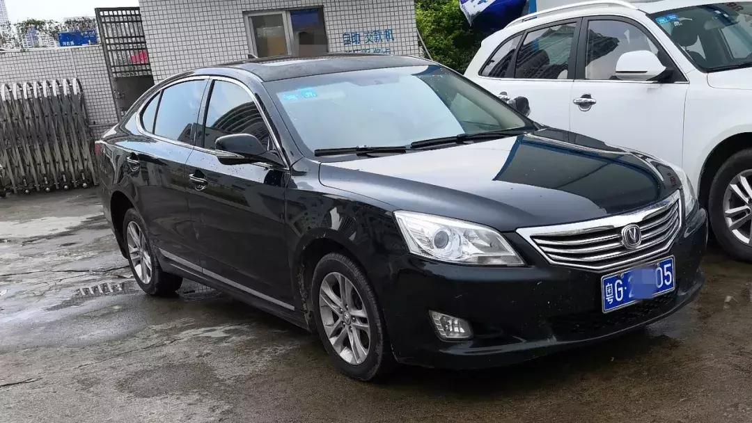 男子冲卡逃亡,男子冲卡逃跑