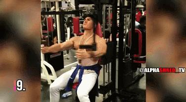 肌肉猛男展示腹肌胸肌,肌肉男八块腹肌和强壮的胸肌