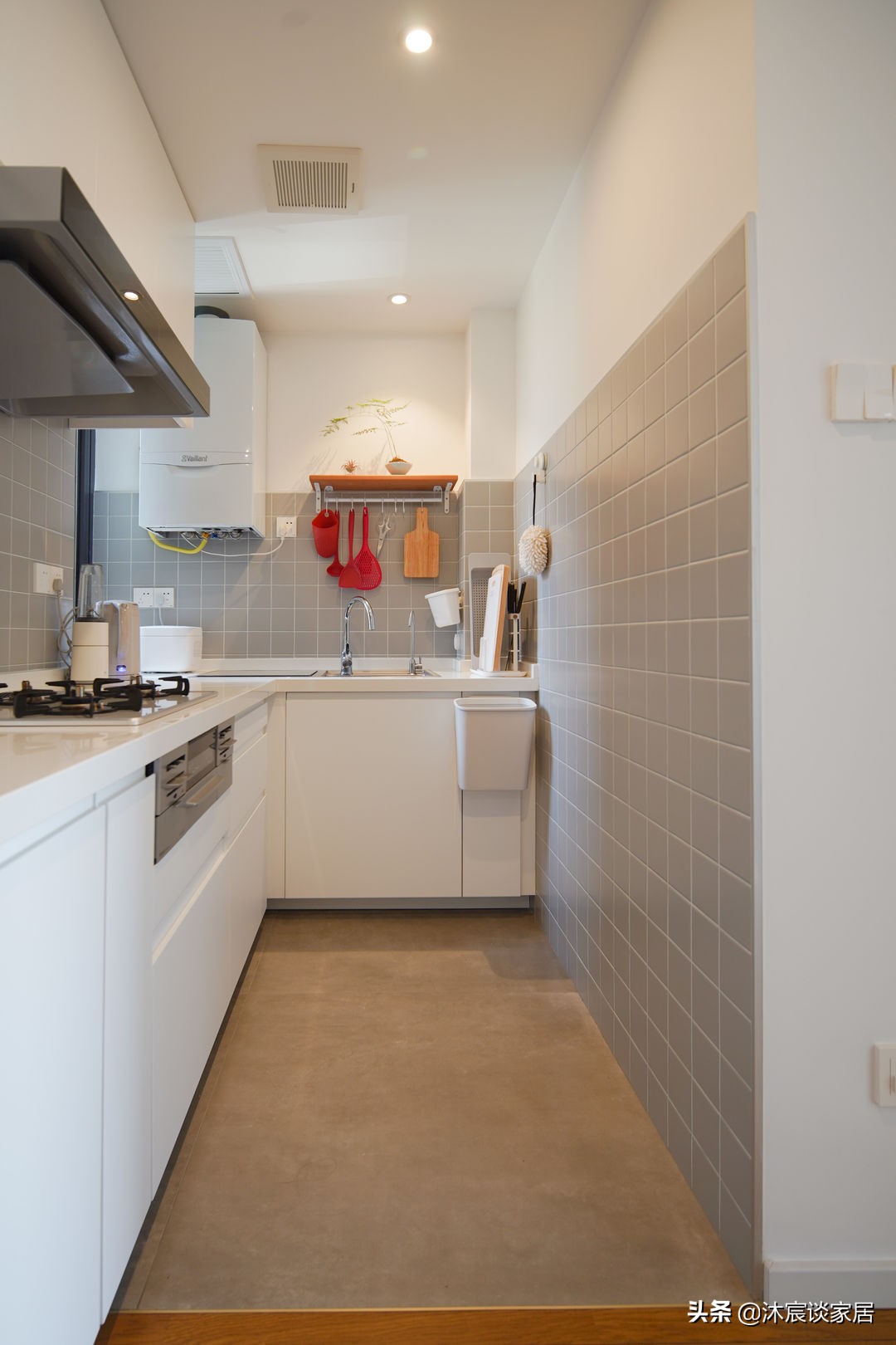 她把家布置得复古又温馨,室内被绿植环绕,这样的家,住着真舒服