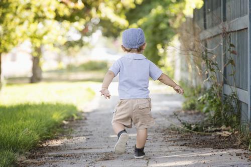 孩子走路磨鞋底后跟,孩子走路磨鞋底是怎么回事