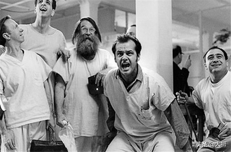 八个人装精神病去精神病院,8个人被关到精神病院