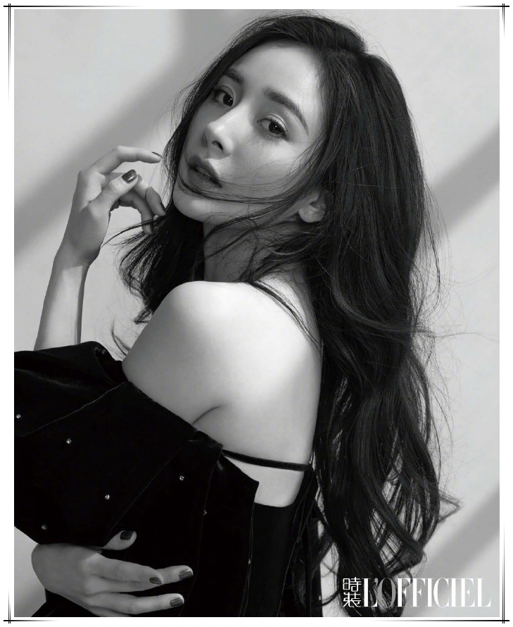 杨幂活动新照曝光罗裙轻摆美呆了 (杨幂跪坐瘦腿)