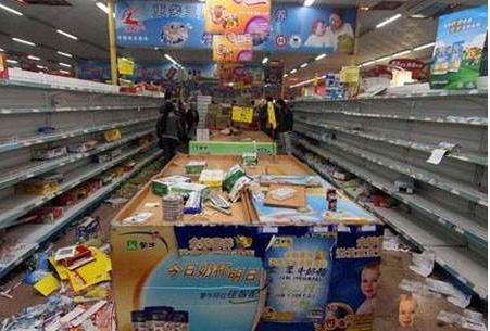 大爷大妈也疯狂！超市打折遭数百人哄抢，卷帘门几乎被挤塌