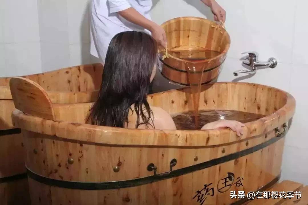 一位客家妈妈用艾草煮水给儿子洗澡,结果万万没想到...