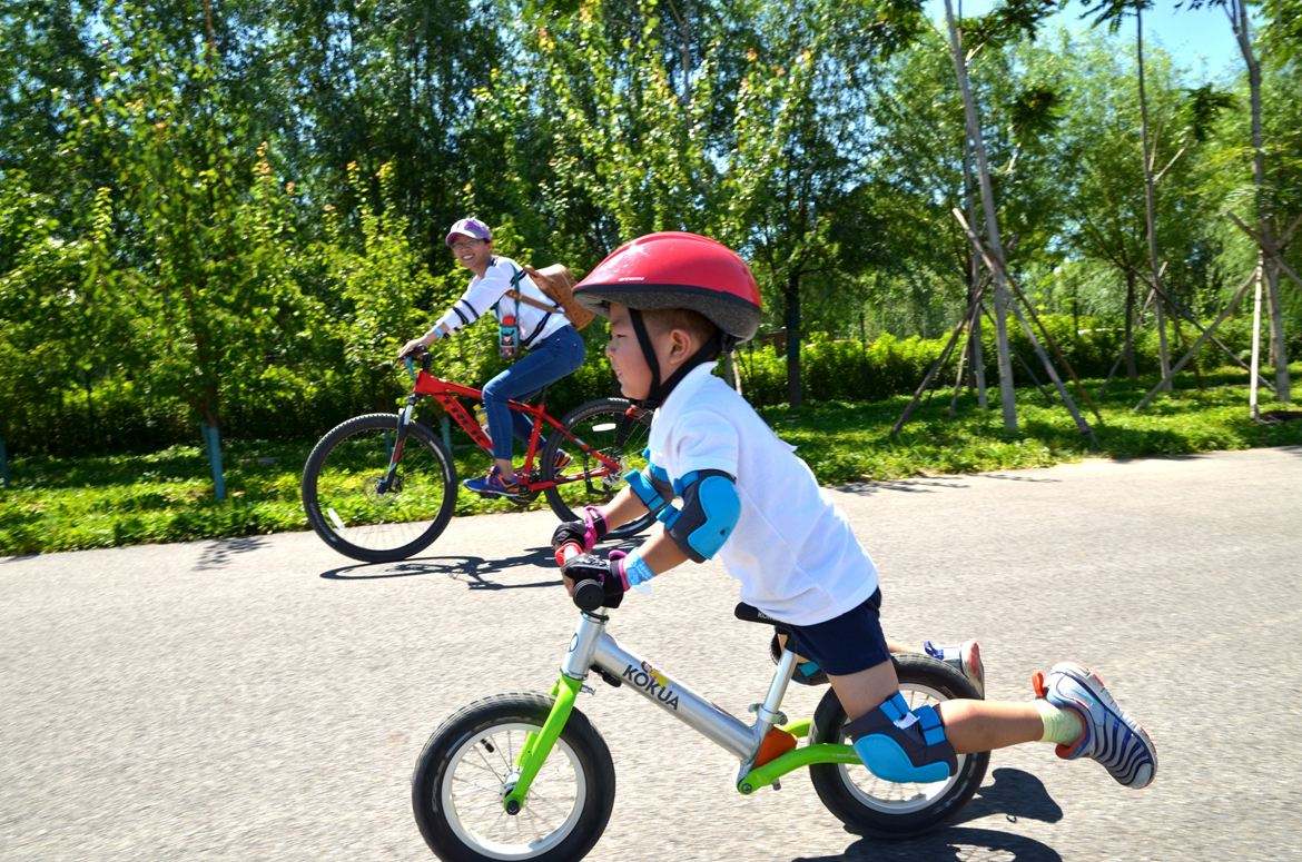 孩子户外骑车不慎跌倒，学会这几个方法让你不再手忙脚乱