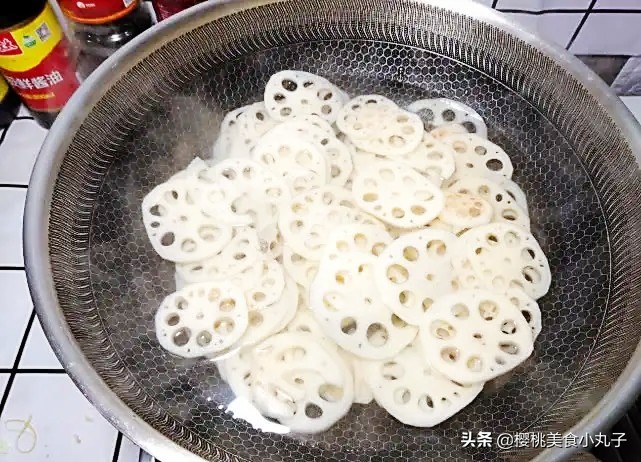 莲藕熬汤怎样不让莲藕变黑,莲藕排骨汤怎么让莲藕不变黑