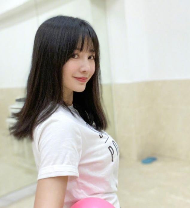 柳岩晒健身衣美照,39岁柳岩穿健身服出镜