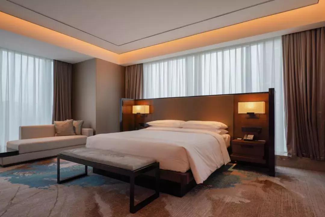 睡进这间藏身青山湖边的理想酒店，一起探寻临安城的悠居岁月~