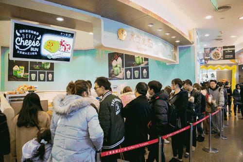 为了吃这个包包，排了80米长队！