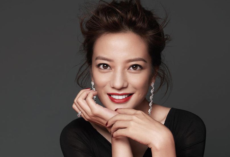 完美展示珠宝的女人，没想到是赵薇吧？她就是那么自信的演绎时尚