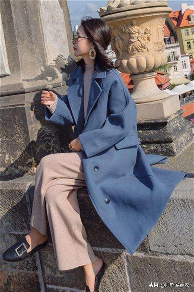 焦糖色大衣和蓝色大衣哪个更好看,焦糖色大衣如何穿出高级感