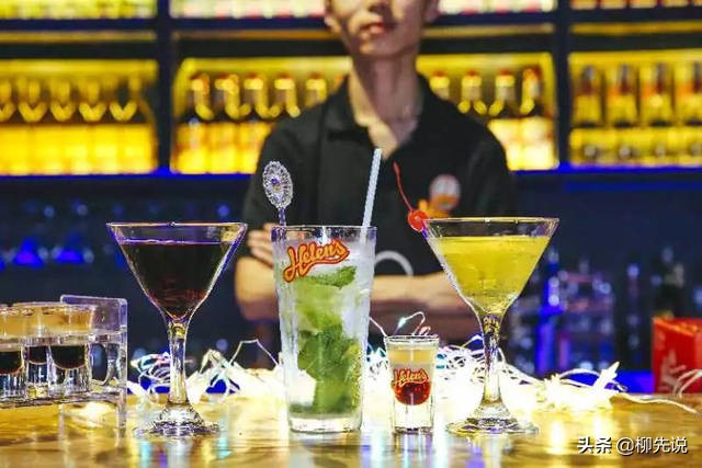 一般大型酒吧一个月营业额,10元酒吧利润