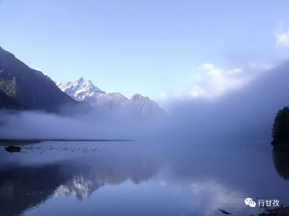 有人说，如果在10月错过了莲花湖，就相当于错过了整个秋天