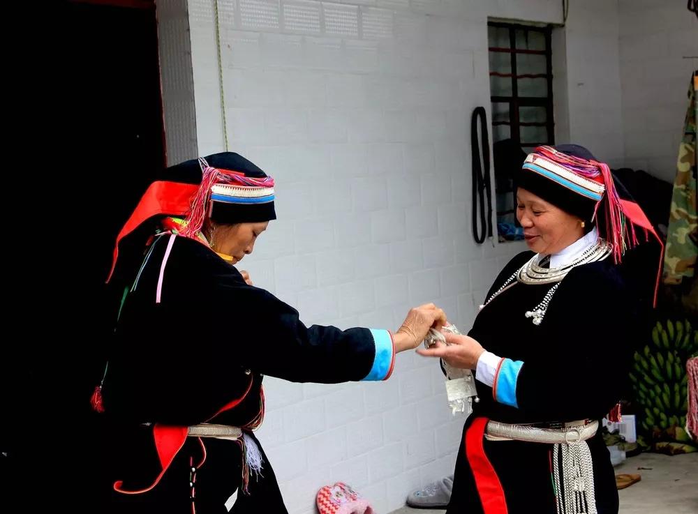 云南少数民族服饰图片,最好看的云南民族服饰