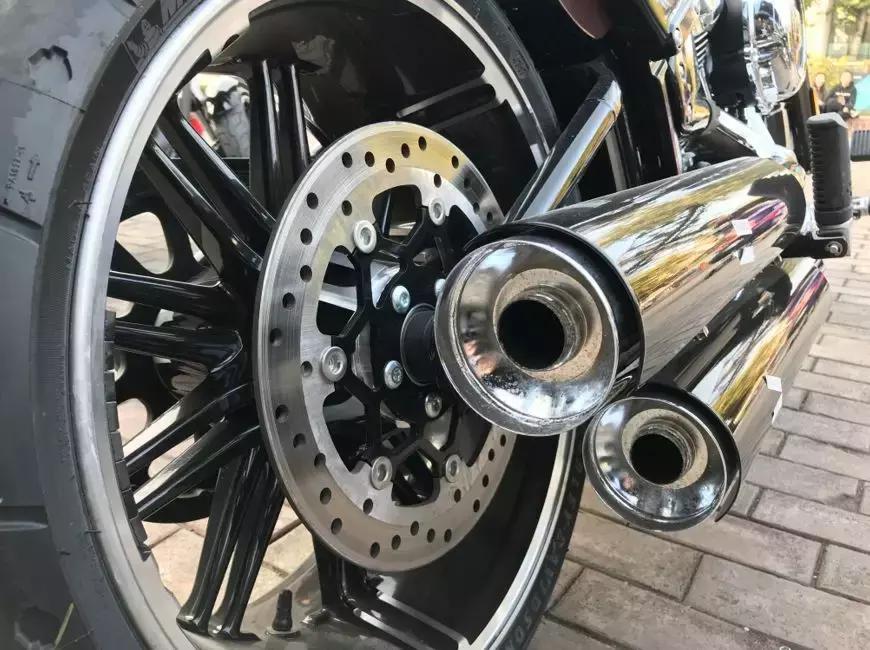 哈雷breakout突破者评测,哈雷突破者骑行体验