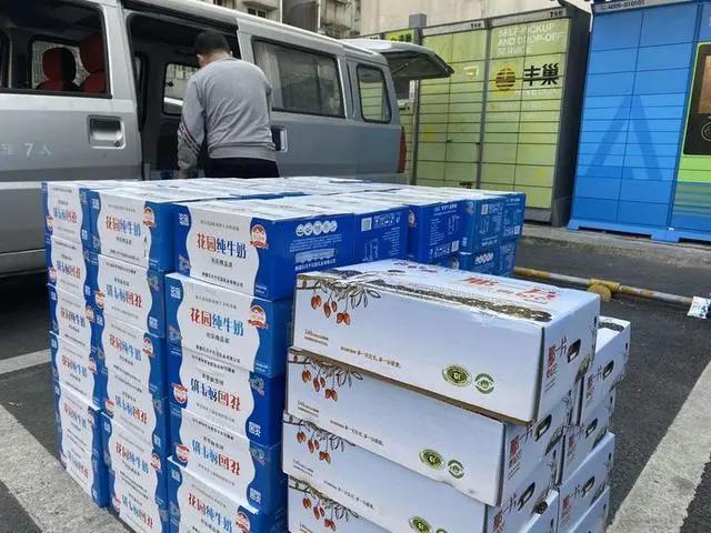 团过1.3吨鸡蛋、3吨大米还买空蹄膀店，杭州这个小区群太火爆！大牌都抢着入群