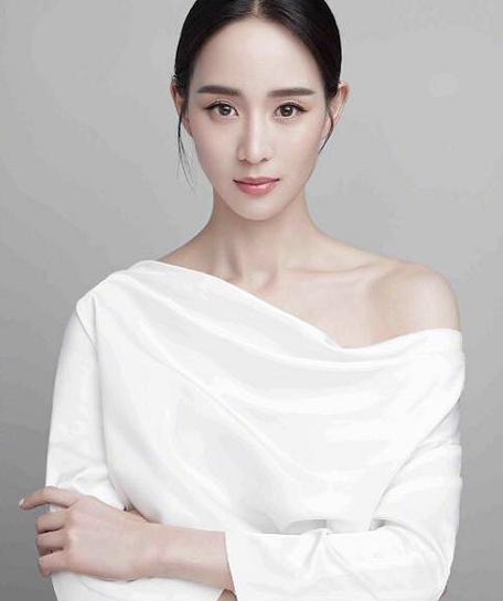 溜肩严重的明星,溜肩毁身材4招帮你改善圆肩