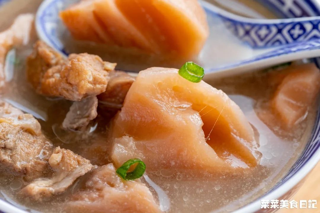 折腾一下午的年夜饭终于上桌了,历时五小时为家人做一顿年夜饭