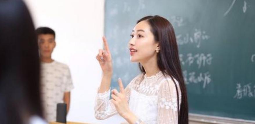 各科老师出奇招，数学老师12个数字画孙悟空，英语老师不示弱