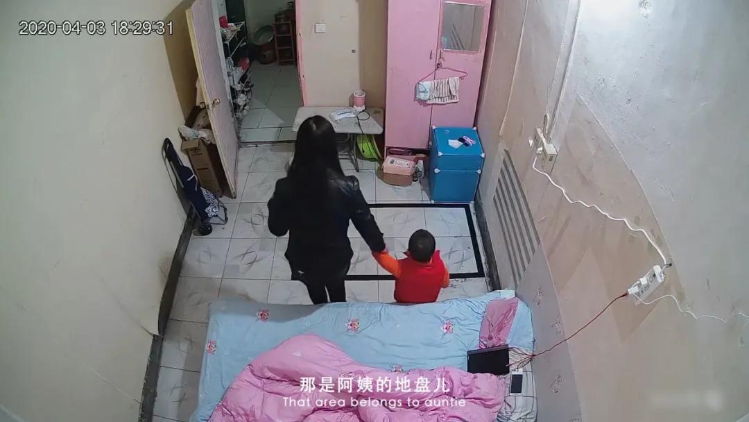 向对面出租屋射了一箭：80后妈妈王莹在城中村的实验艺术