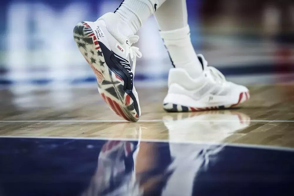 nba球员上脚pg5,nba球星上脚pg4藏青色