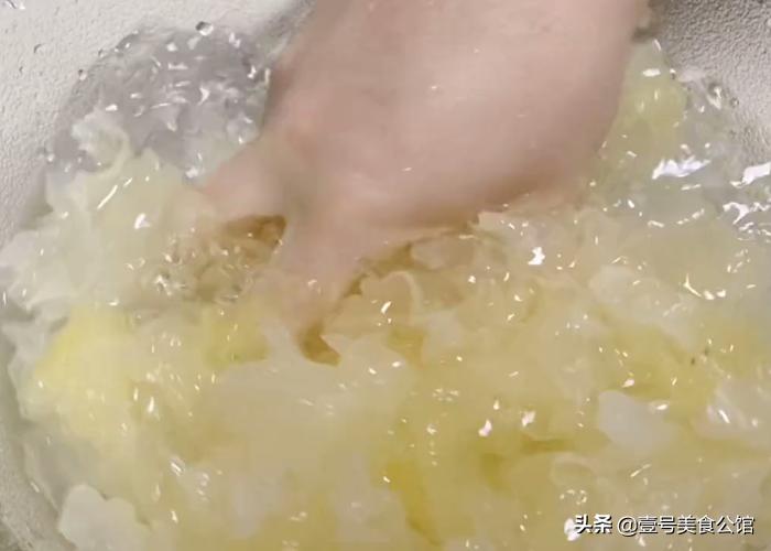 银耳雪梨羹快速出胶,雪梨银耳羹出胶的做法