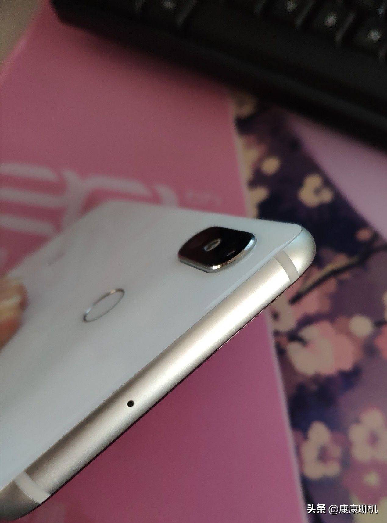 果粉买米8遇“闪屏门”,直呼下部手机依旧买小米!