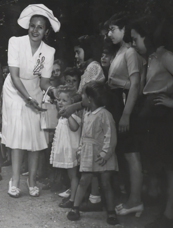 她死后被人鞭尸，一生从风尘女子做到无冕女王，33岁香消玉殒