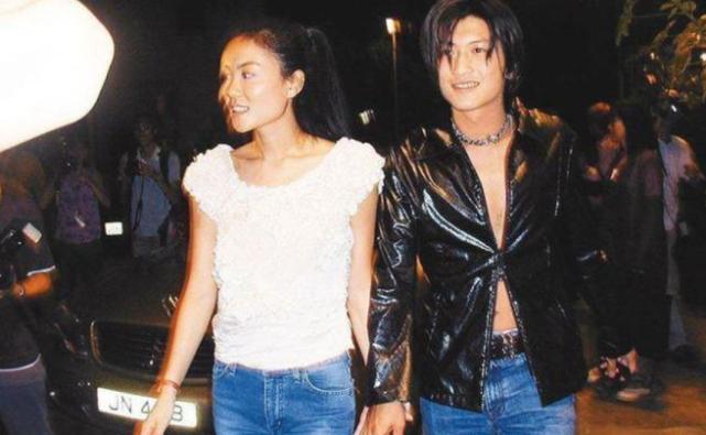 王菲谢霆锋再曝甜蜜照,王菲谢霆锋高调秀恩爱久违的同框