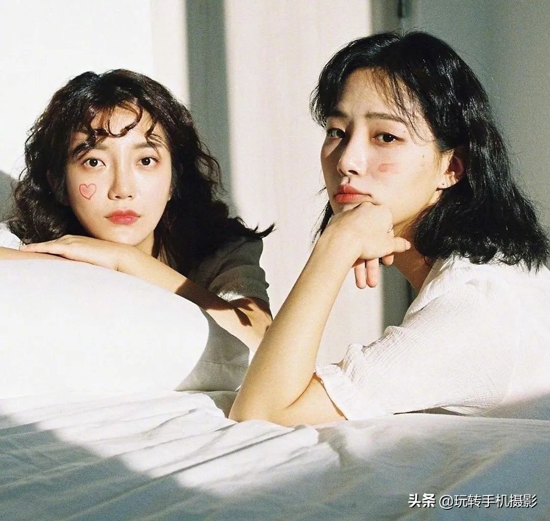 闺蜜拍照姿势创意二人,闺蜜雪地拍照姿势大全