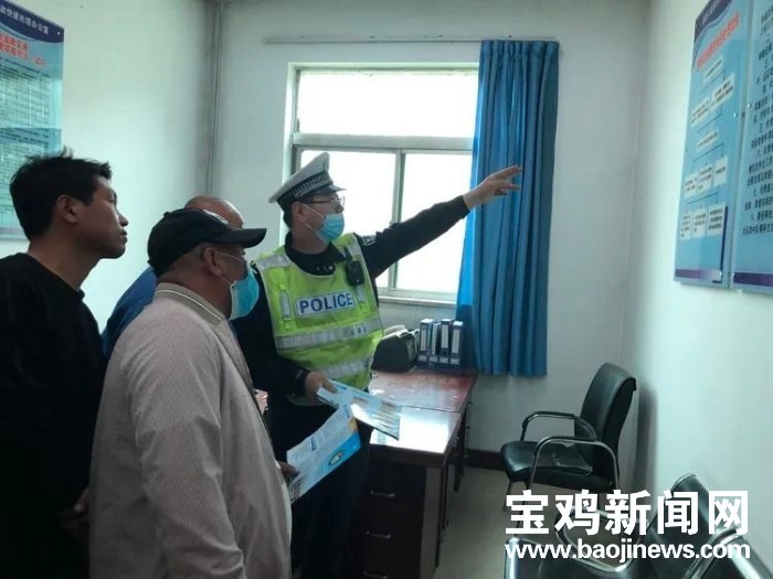 交警交通安全宣传提示,交巡警大队开展交通安全知识宣传