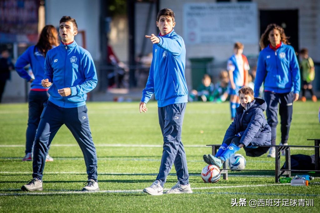 足球教练鼓励球员,一个教练鼓励球员爬行