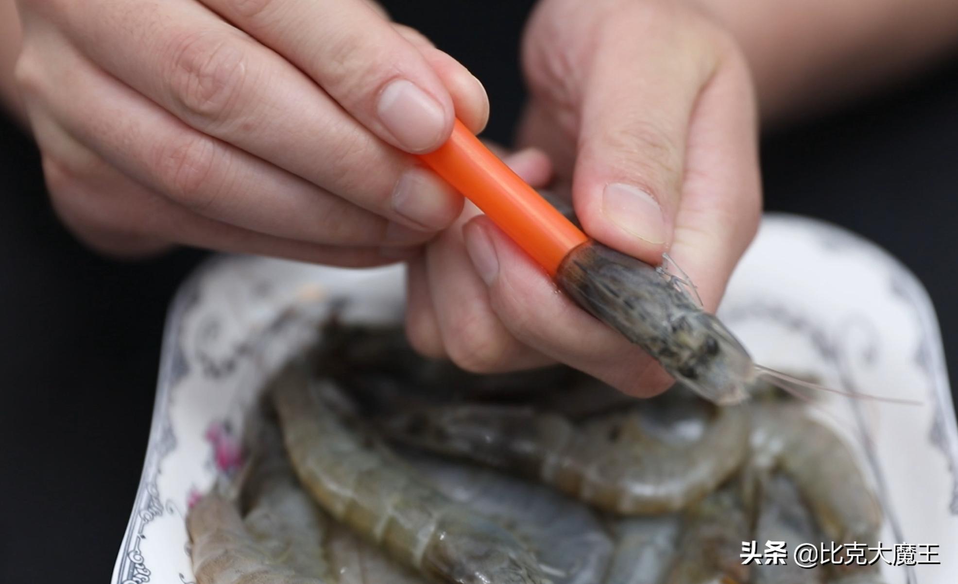 去虾线小窍门工具一秒一个,去虾线小妙招吸管