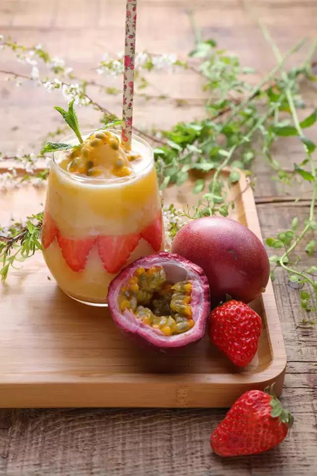 她在北京开了一家可以吃的花店，受众人追捧，还引来了李健