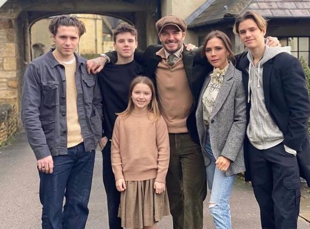 小贝晒三个儿子,小贝儿子为他庆生