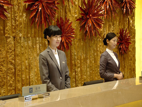 为什么酒店前台工资低还蛮多人做,酒店前台需要熬夜吗