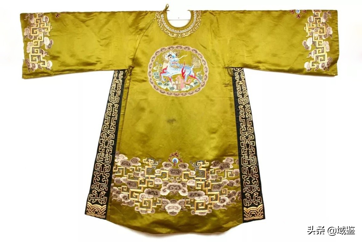 动辄数十万的京剧戏服，写满了中国故事