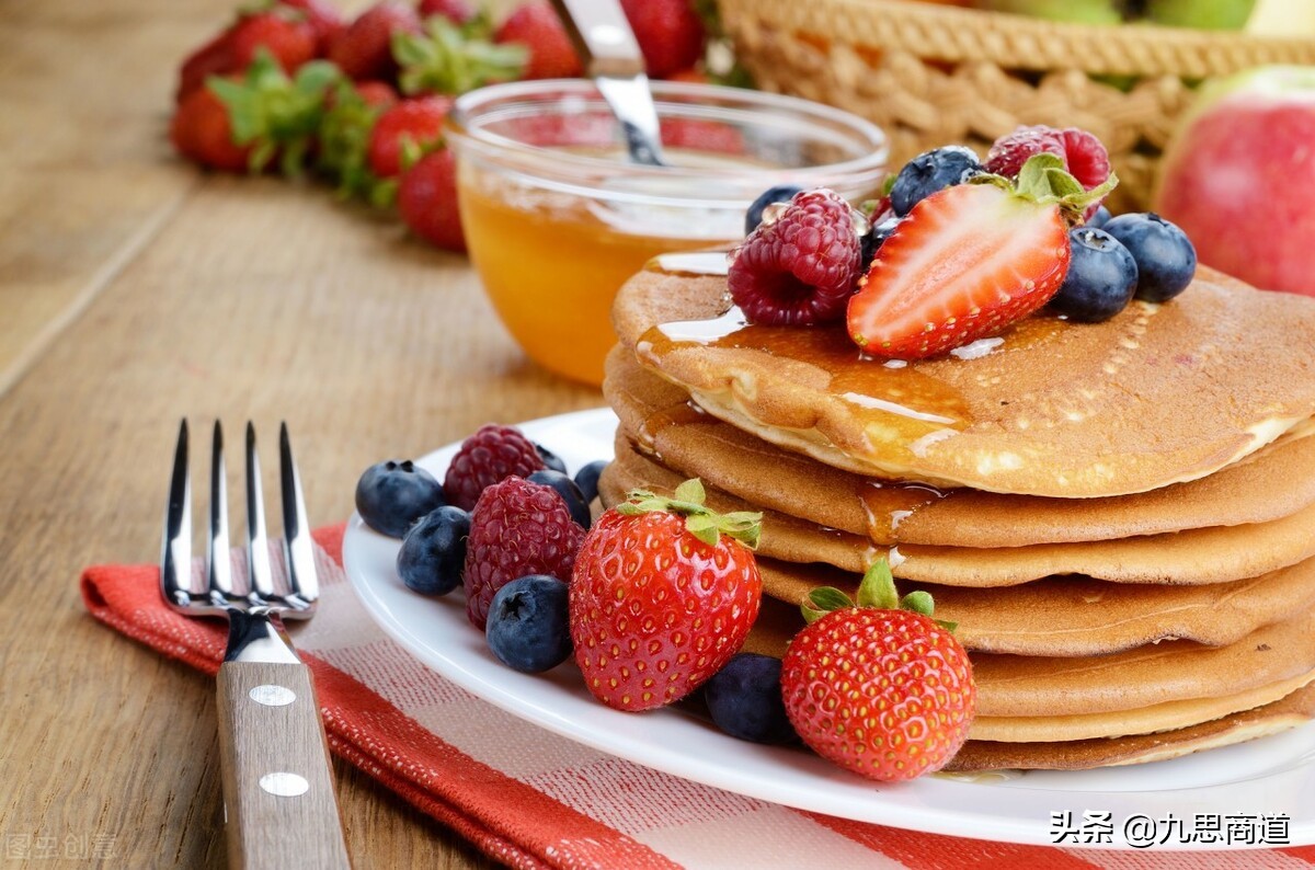 60岁大爷开甜品店，推出免费试吃活动，11天内吸引1300名顾客