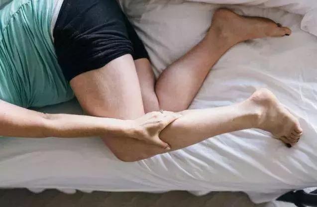 晚上小腿抽筋好痛该如何缓解,半夜抽筋小腿很疼要怎样止痛