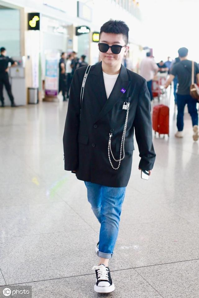 张大大红毯造型,张大大机场牛仔裤