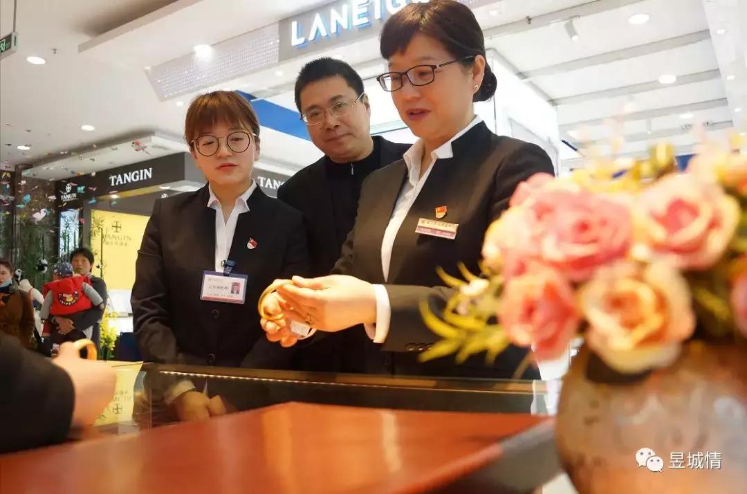 责任铸就荣耀巾帼不让须眉——记黄山百大总经理金秋辉