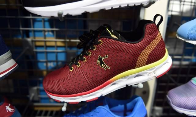 曾与安踏比肩的巨头,安踏和特步现状