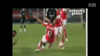 球王假装老人踢足球,内马尔假摔和c罗假摔哪个多