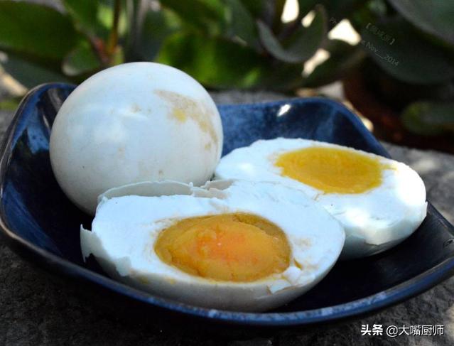新鲜鸭蛋怎么腌咸蛋黄,腌咸蛋出油又不咸最好的方法