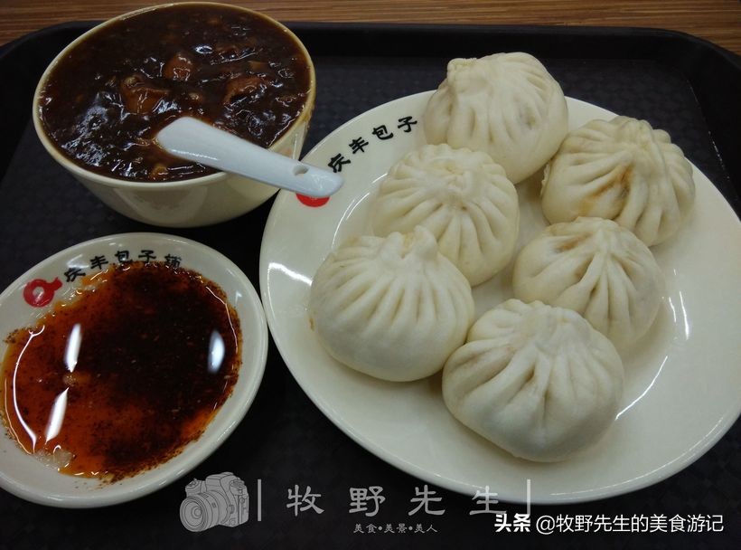 卤煮火烧地道的北京风味小吃,北京卤煮火烧里的菜碟