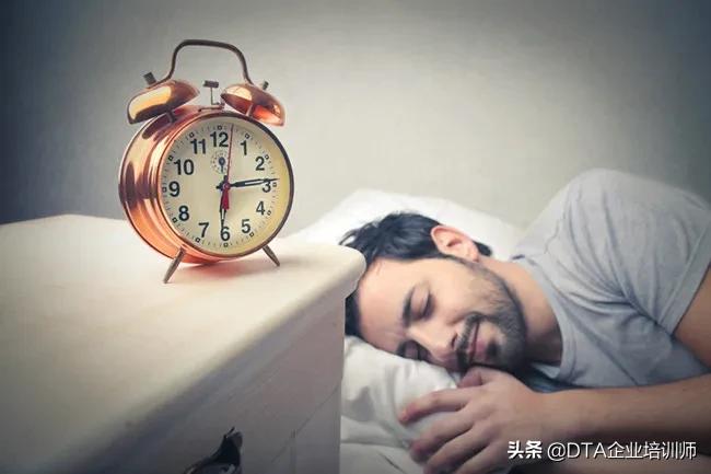 睡眠周期推算起床时间,在睡眠周期的哪个阶段起床最好