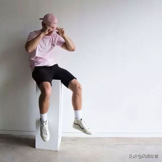 颜值高大长腿还会穿,谁高中没有暗恋过这样一个体育生?