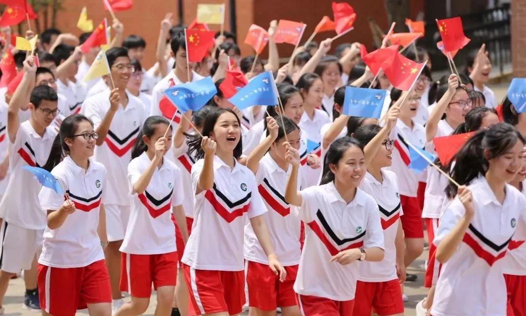 看完谁说中学校服丑？？这几所学校的校服简直颜值爆表