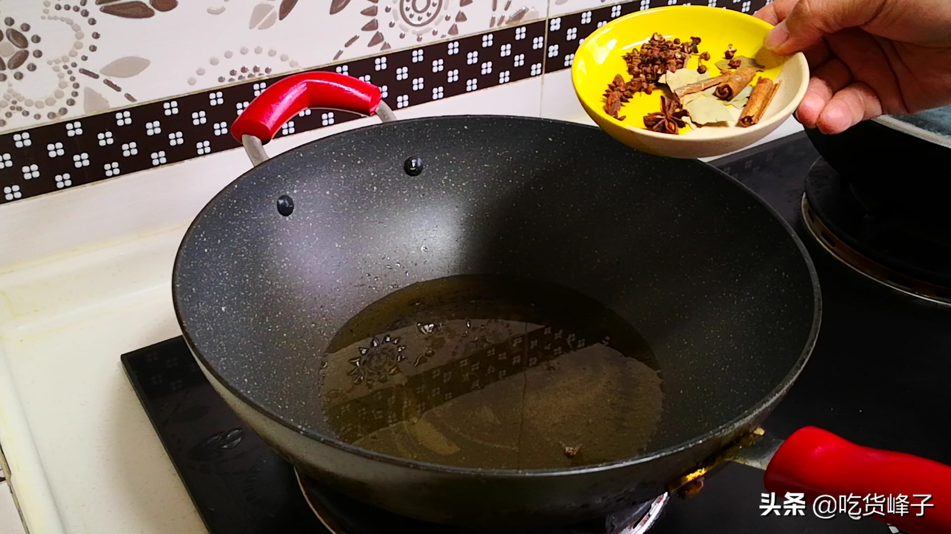 家用辣椒油怎么做好吃又香又辣,辣椒油怎么做才又香又辣又红亮